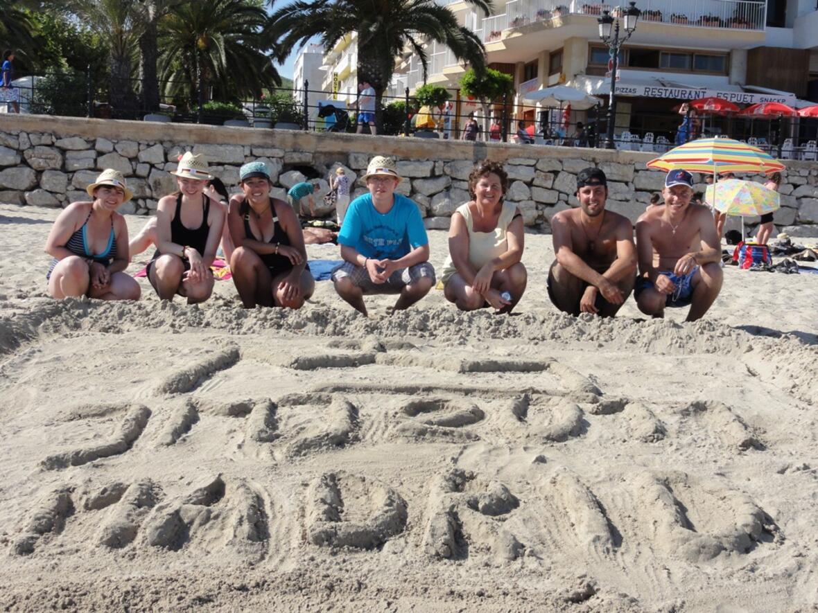 Matthias Matuschka (2.v.r.) und Annemarie Leis (3.v.r.), BDKJ Geschäftsführerin, bauen im Sand das WJT Logo.