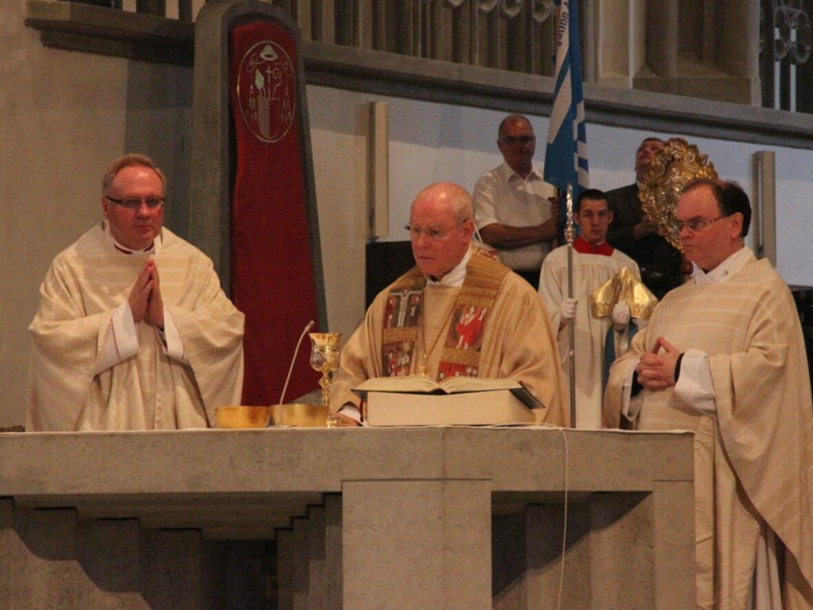 v.r. Generalvikar Karlheinz Knebel, Bischof Konrad Zdarsa, Domkapitular Prälat Bertram Meier bei der Feier der Heiligen Messe.