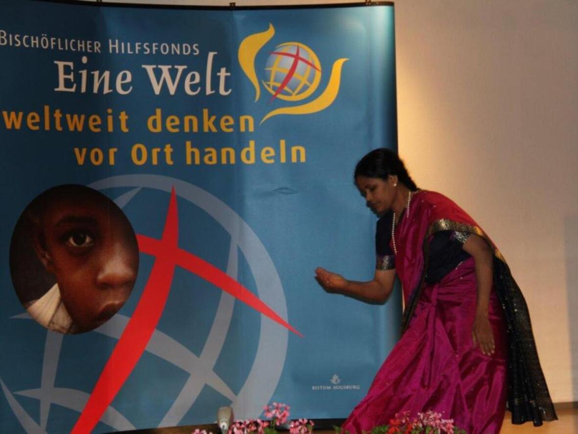 Eine indische Schwester führte am Stiftungsabend einen Tanz aus ihrer Heimat auf.