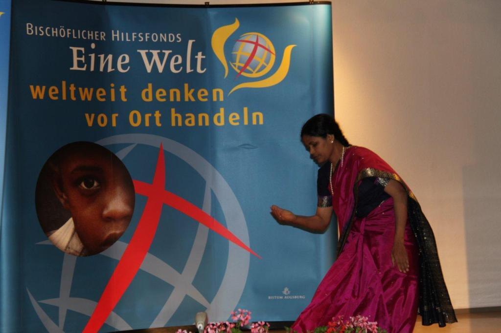 Eine indische Schwester führte am Stiftungsabend einen Tanz aus ihrer Heimat auf.