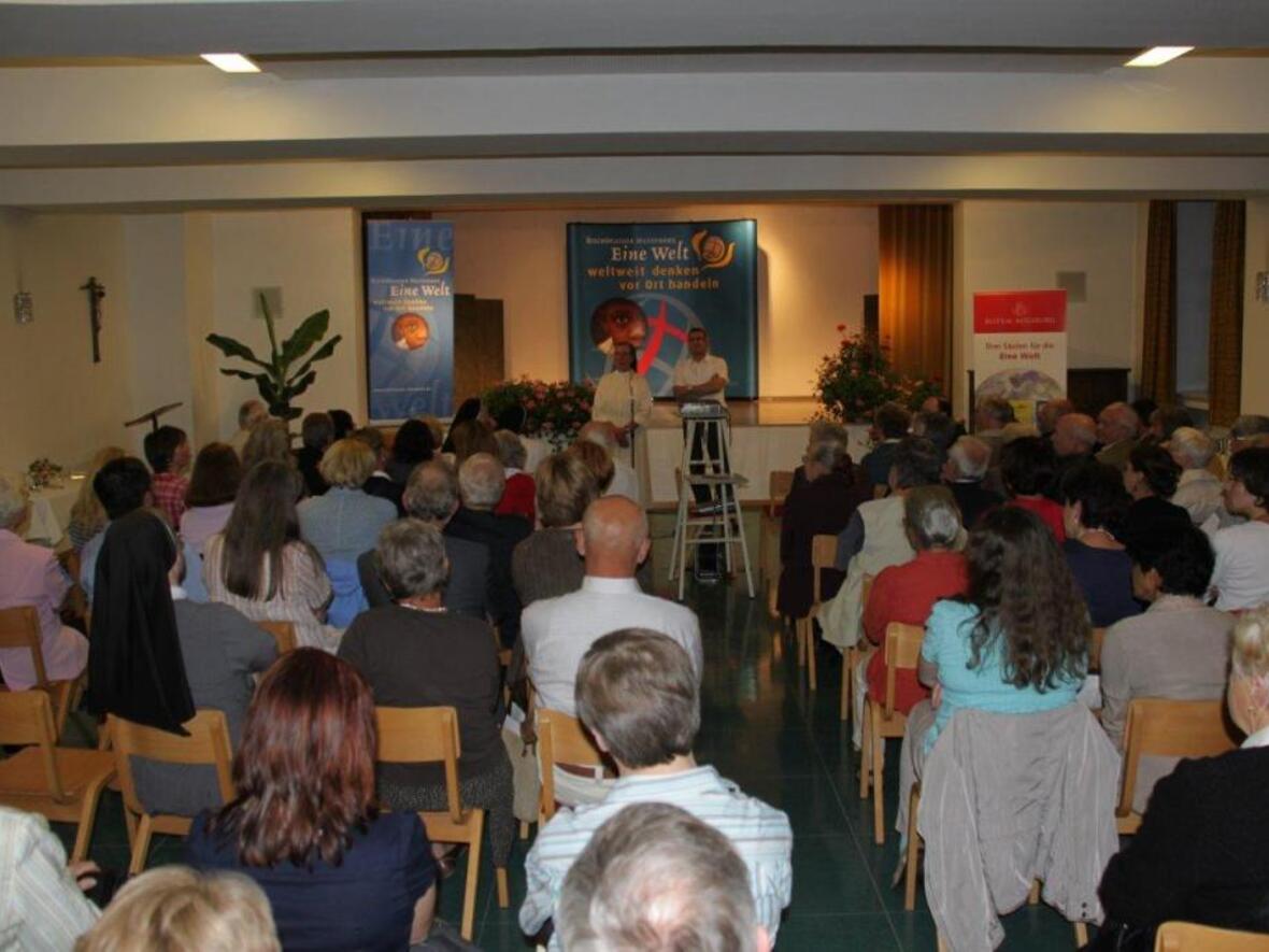 Gut 100 interessierte Besucher folgten dem Bericht von Schwester Michael Kohler.