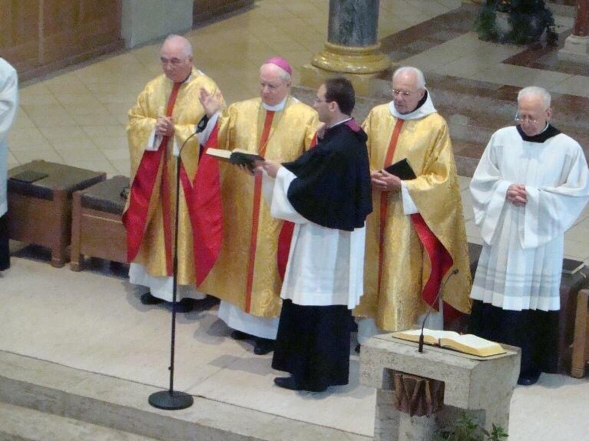 Bischof Konrad Zdarsa mit Prälat Gerhard Bauer (l.) und Pater Remigius Rudmann OSB (r.) aus St. Ottilien bei der Feier der Heiligen Messe. 