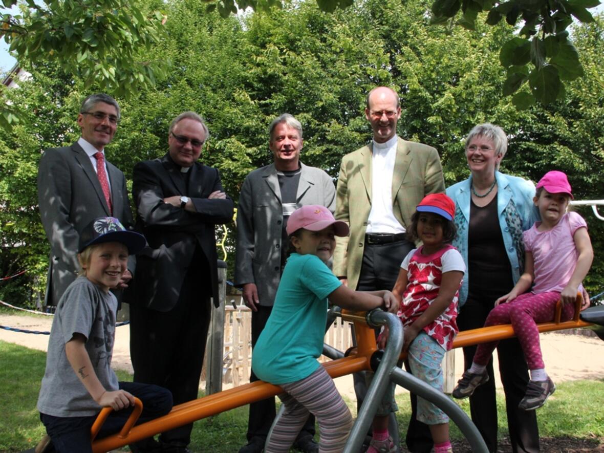 Freuen sich auf den Start des "Zentrums Kindertageseinrichtung": (v.l.) Finanzdirektor Klaus Donaubauer, Generalvikar Karlheinz Knebel, der Referent für Gemeindeentwicklung Armin Ruf, Pfarrer von Bobingen Thomas Rauch und Kindergartenleiterin Irmgard Haag. 