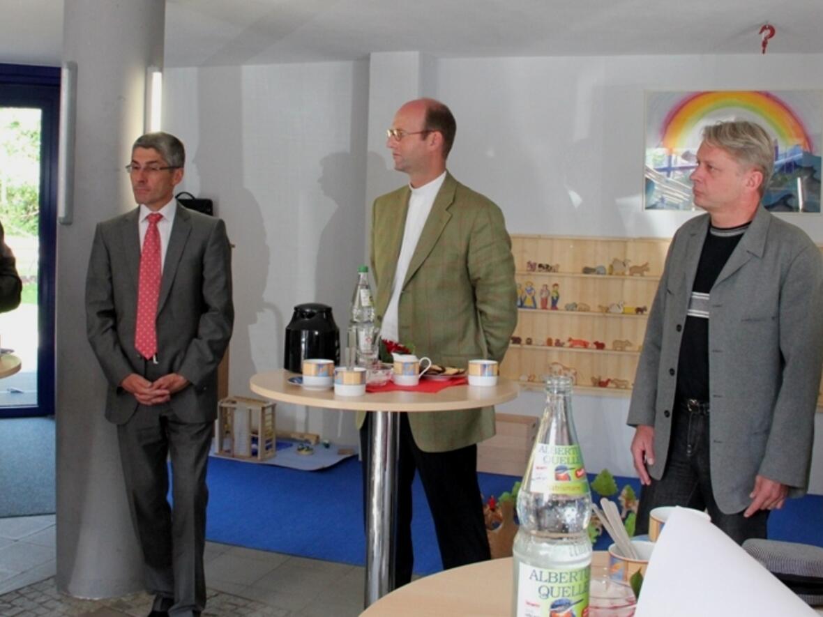 Stellten das Projekt „Zentrum Kindertageseinrichtungen“ vor: (v.l.) Generalvikar Karlheinz Knebel, Finanzdirektor Klaus Donaubauer, Pfarrer Thomas Rauch, Armin Ruf und Kindergartenleiterin Irmgard Haag. 