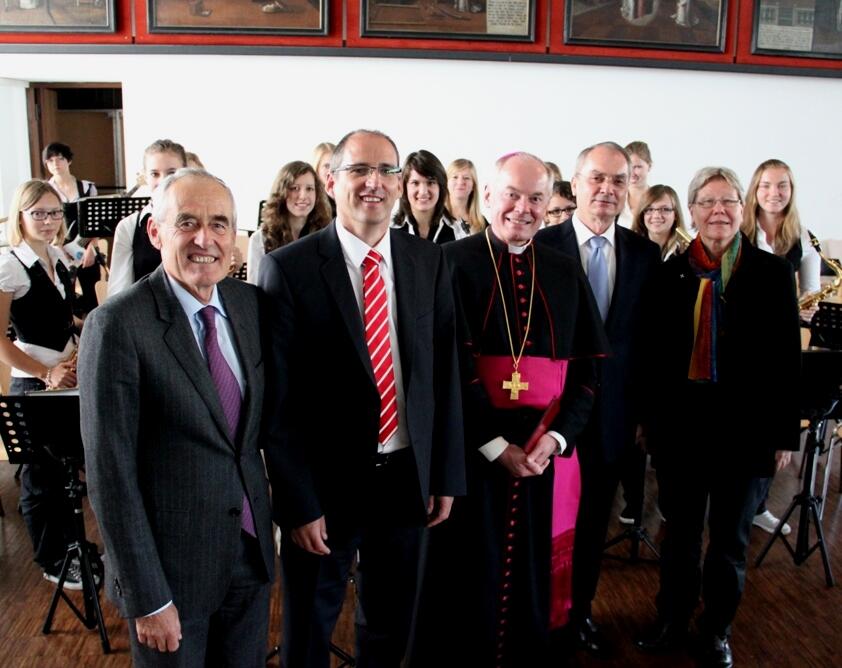 Freuen sich über den gelungenen Neubau: (v.l.) Ministerialbeauftragter für die Gymnasien in Schwaben Hubert Lepperdinger, Schulleiter Peter Kosak, Weihbischof Anton Losinger, Direktor des Schulwerks der Diözese Augsburg Ulrich Haaf und Assistentin der Provinzoberin der Congregatio Jesu Sr. M. Sabine Adam.