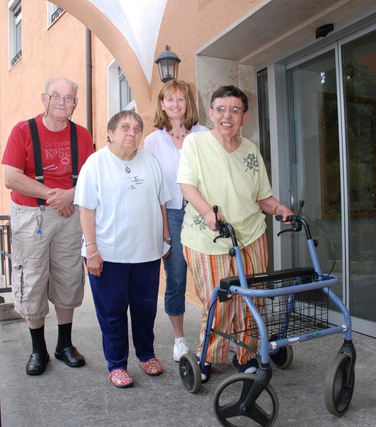 Sie freuen sich als ganz besonders auf das 30-jährige Jubiläum des Ulrichsheimes: (v.li.n.re.) Erwin Heichele, Carmen Rechter, Hausleiterin Gudrun Finkel und Gisela Schick. Foto: Caritas