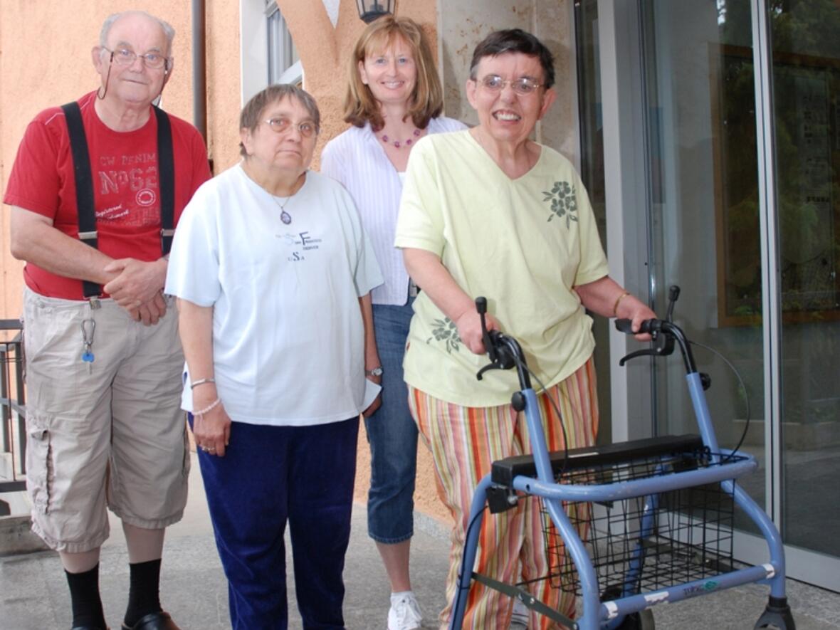Sie freuen sich als ganz besonders auf das 30-jährige Jubiläum des Ulrichsheimes: (v.li.n.re.) Erwin Heichele, Carmen Rechter, Hausleiterin Gudrun Finkel und Gisela Schick. Foto: Caritas