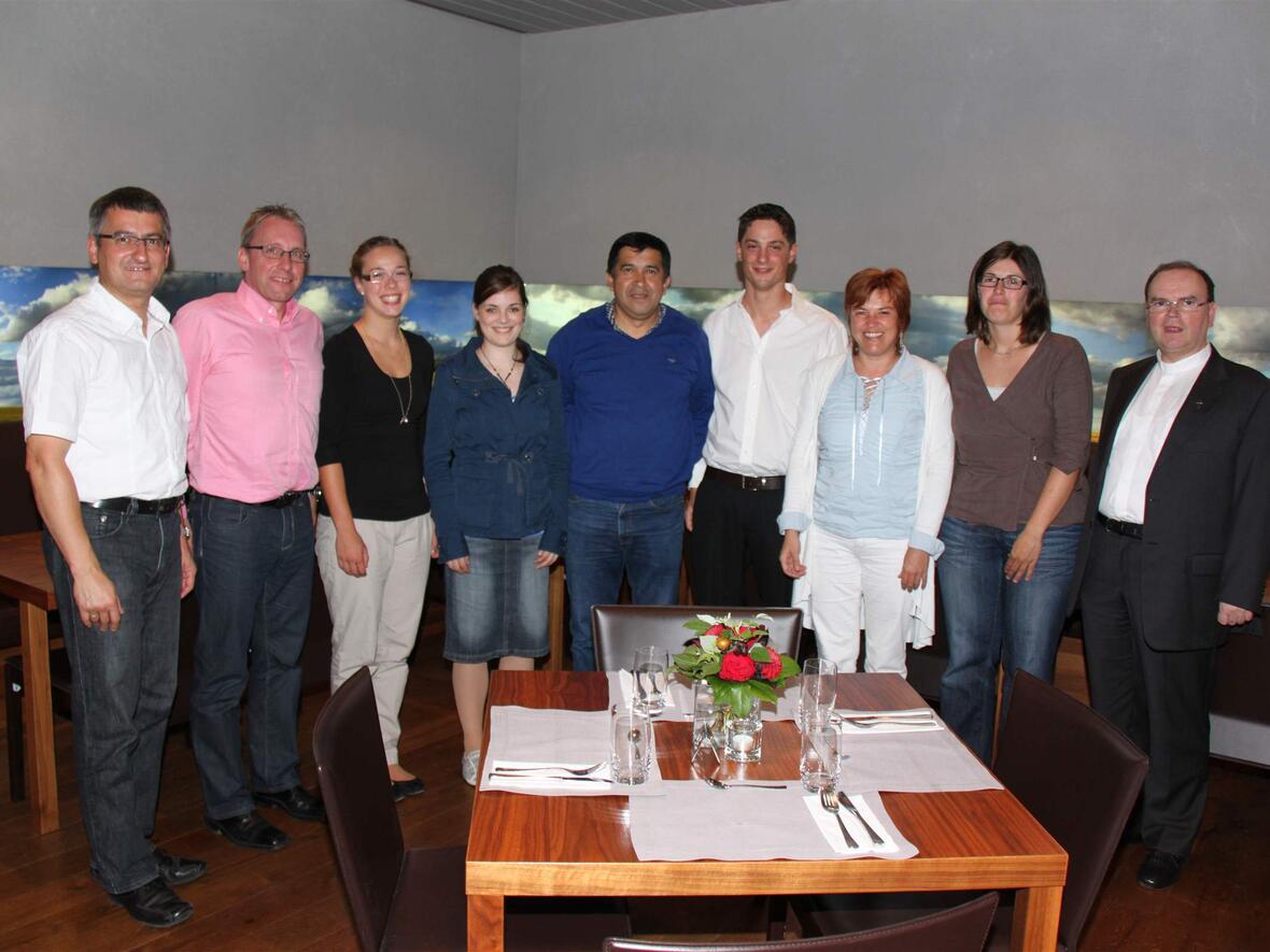 Die Ausgesandten zusammen mit den Verantwortlichen der Diözese: Prälat Dr. Meier (rechts), Anton Stegmair (links) und Mona Reichelmeier (2. von rechts). Mit dabei war auch Manfred Steger, Vorsitzender des Vereins Sternenkinder aus Birkhausen (2. von links)