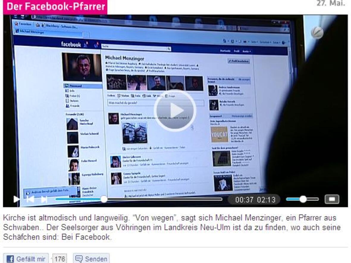 Pfarrer Michael Menzinger bedient seine Facebook-Seite. Foto: Sat.1 Bayern.