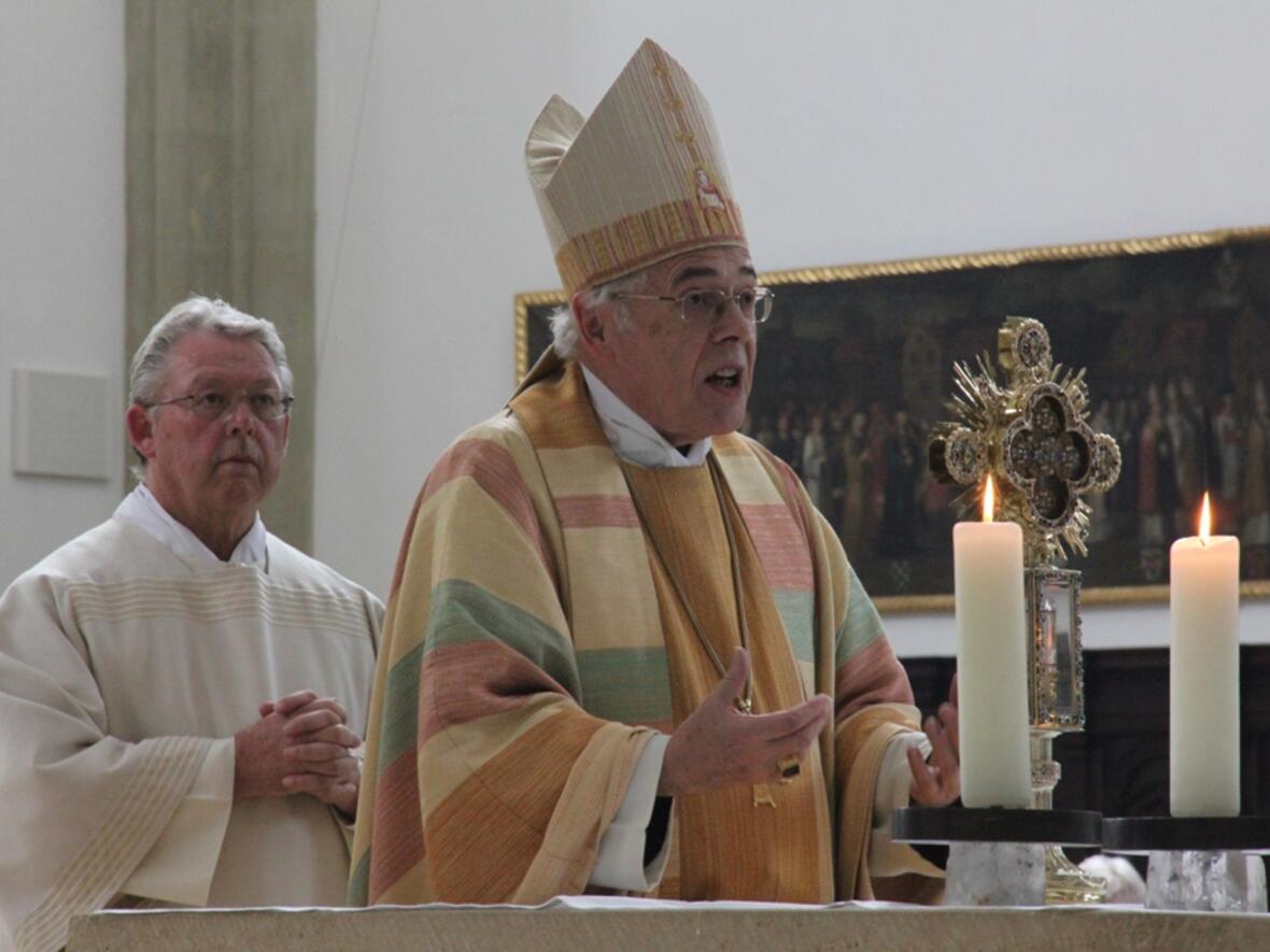 Am Ende des Gottesdienst segnete Weihbischof Josef Grünwald die Gläubigen mit dem Ulrichskreuz.