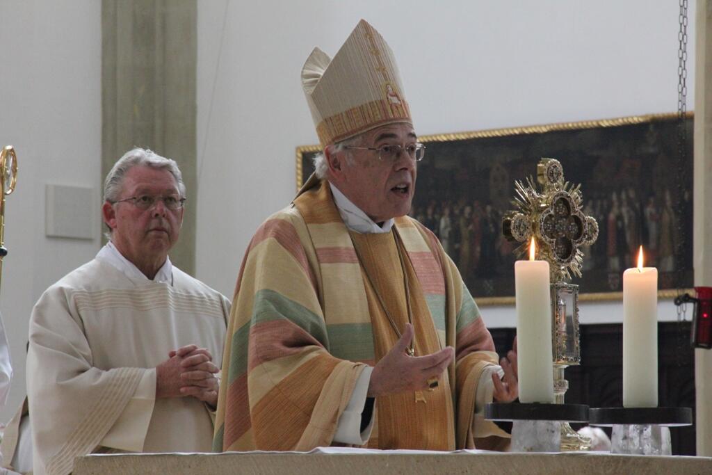 Am Ende des Gottesdienst segnete Weihbischof Josef Grünwald die Gläubigen mit dem Ulrichskreuz.