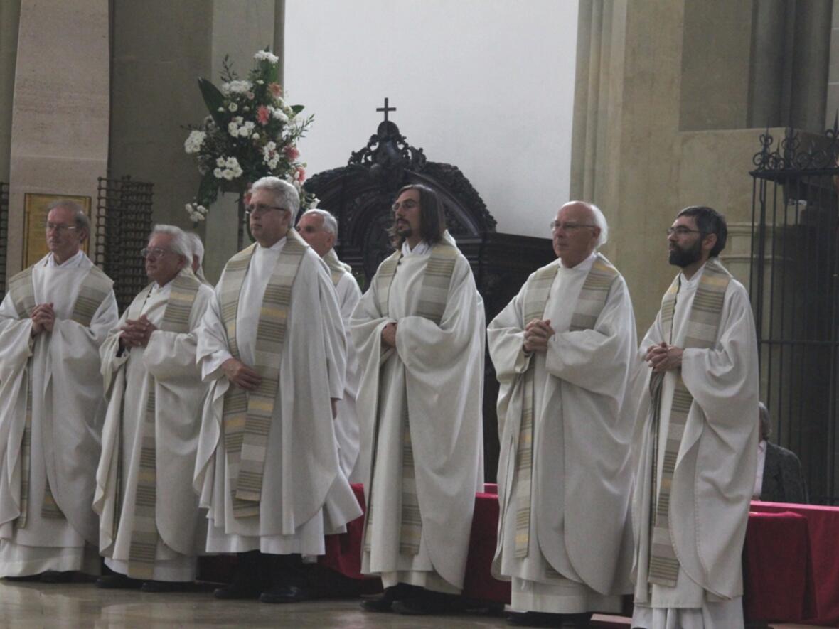 Zahlreiche Priester aus der Diözese kamen zum Gottesdienst.