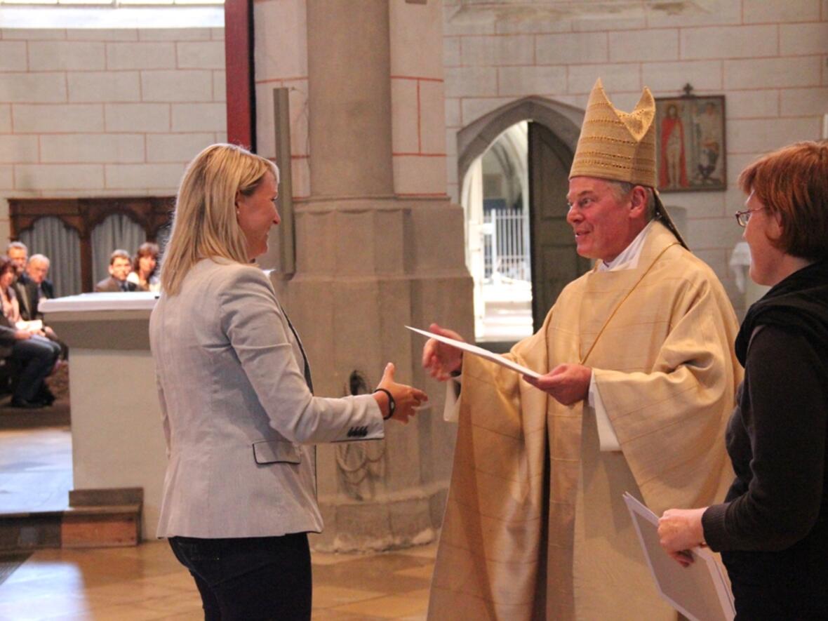 Weihbischof Losinger überreicht die "Missio Canonica". 