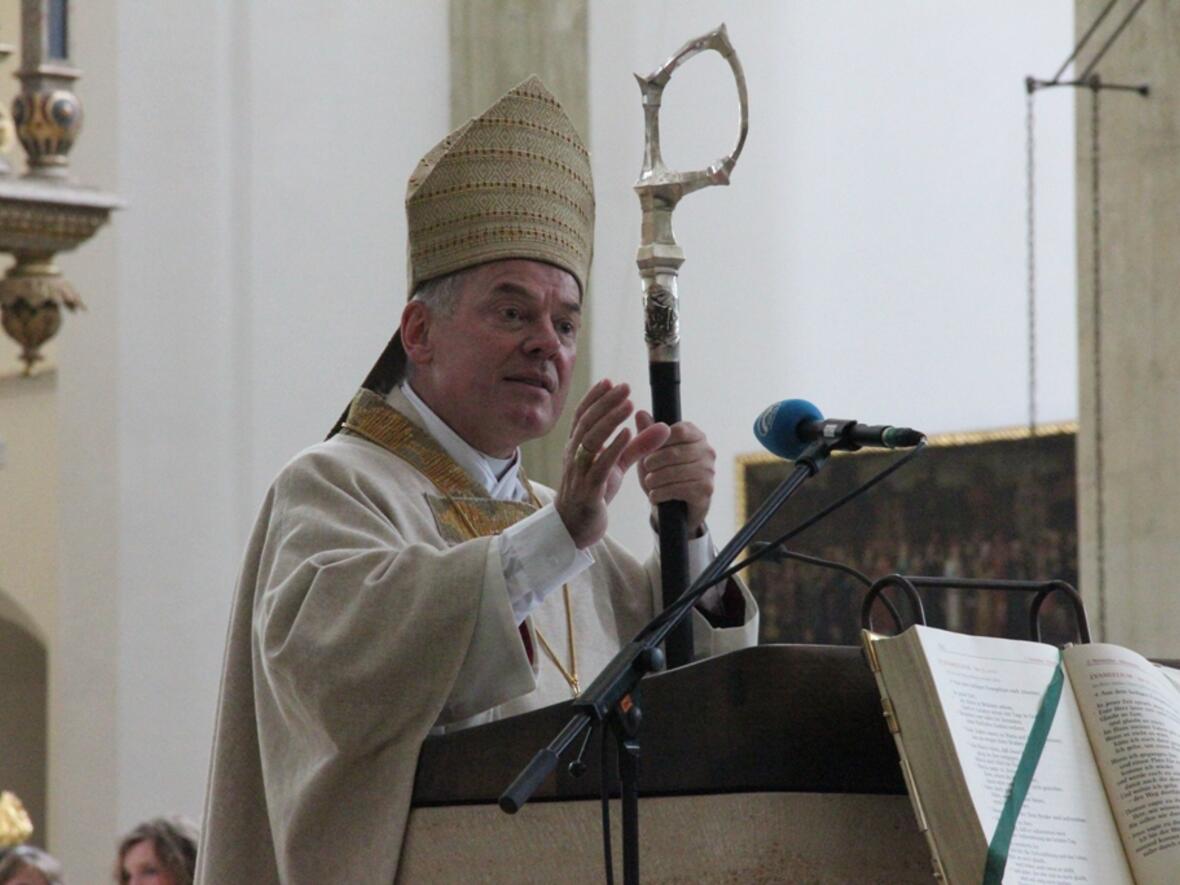 Weihbischof Dr. Dr. Anton Losinger zelebrierte die Heilige Messe für die Schüler des Schulwerks. 