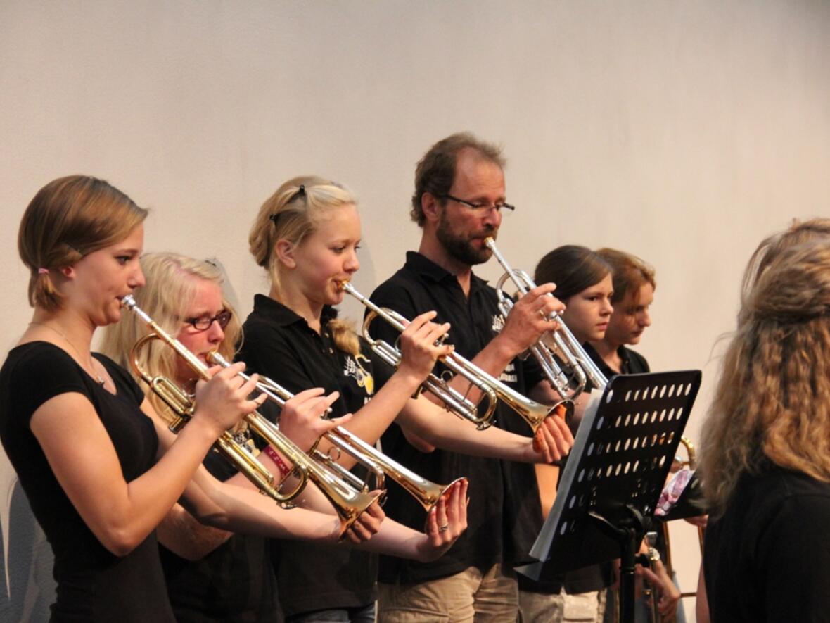 Die Bigband aus Kaufbeuren spielte flotte Lieder. 