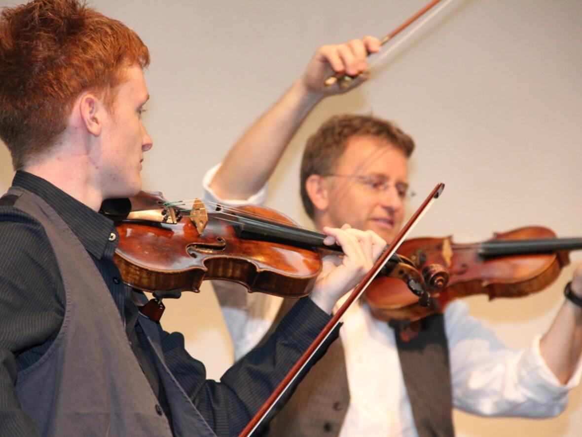 Ein Streichquartett (im Ausschnitt die zwei Geiger) spielten Klezmer-Musik.