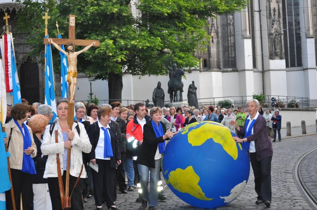 In den frühen Morgenstunden machten sich knapp 1000 Frauen auf zur Wallfahrt vom Augsburger Dom bis zur Basilika St. Ulrich und Afra.
