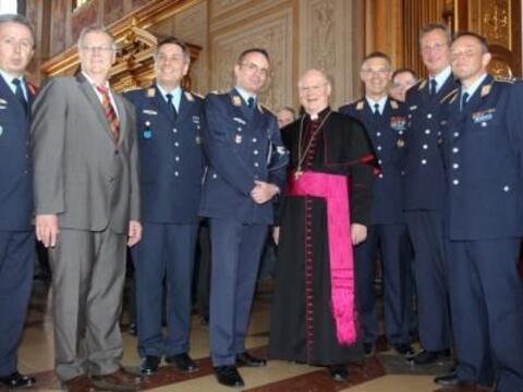 Brigadegeneral Klaus Habersetzer (1.v.l.), Oberstleutnant Dr. Volker Pötzsch (4.v.l.) und Bischof Dr. Konrad Zdarsa (5.v.l.) im Gruppenbild mit Soldaten der Deutschen Bundeswehr.