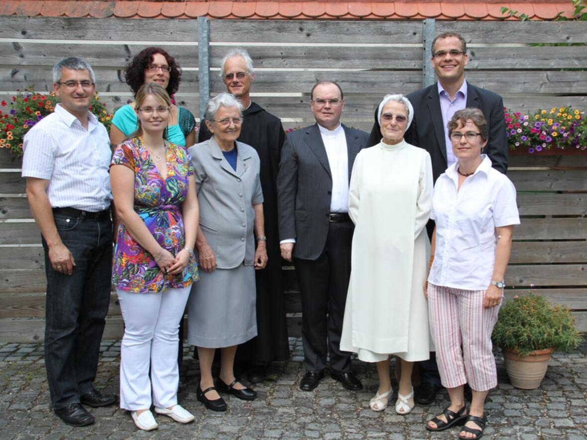 Prälat Dr. Bertram Meier dankte den drei Missionaren stellvertretend für alle Missionare für ihren Einsatz: Schwester M. Gertrud Karlitschek OSF (4.v.l.) aus Brasilien, Schwester Charlotte Engelhart OP (3.v.r.) aus  Südafrika, und Bruder Coelestin Rapp OSB (5.v.r.) aus Tansania 