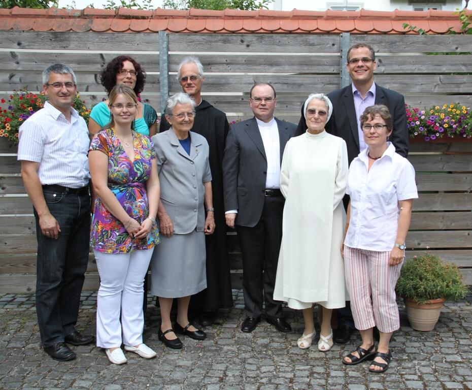 Prälat Dr. Bertram Meier dankte den drei Missionaren stellvertretend für alle Missionare für ihren Einsatz: Schwester M. Gertrud Karlitschek OSF (4.v.l.) aus Brasilien, Schwester Charlotte Engelhart OP (3.v.r.) aus Südafrika, und Bruder Coelestin Rapp OSB (5.v.r.) aus Tansania