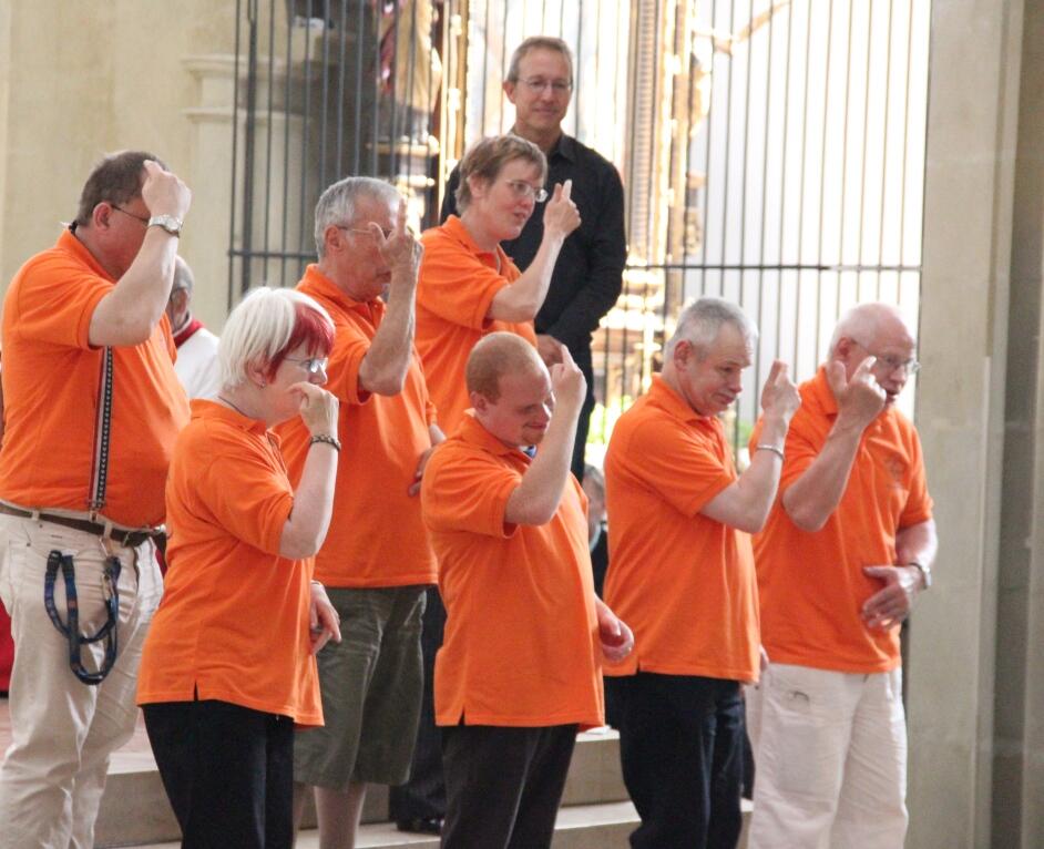 Der Gebärdenchor des Dominikus-Ringeisen-Werkes aus Ursberg.