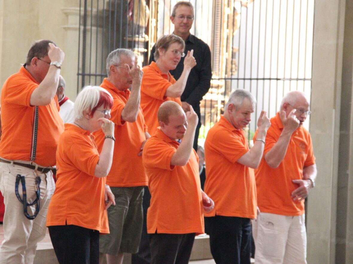 Der Gebärdenchor des Dominikus-Ringeisen-Werkes aus Ursberg.
