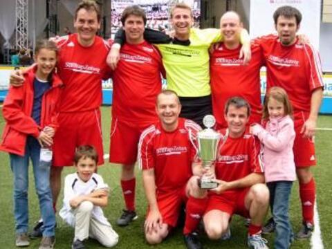 klerusmannschaft-gewinnt-promi-kick521488