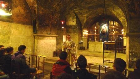 Pfarrer Waltner beim Gottesdienst mit den Teilnehmern der Fahrt des Offenen Seminars in die Normandie Foto. OS