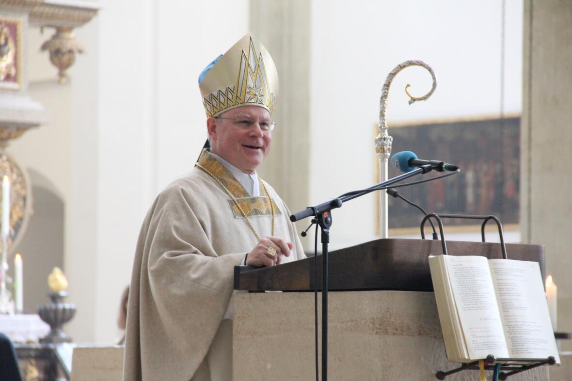 Bischof Konrad Zdarsa freute sich über einen gelungenen ersten diözesanen Kinderchortag im Rahmen der Ulrichswoche. 