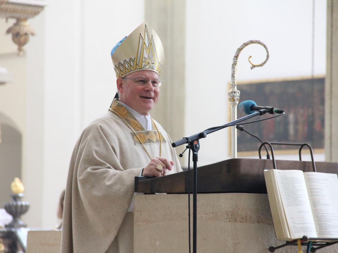 Bischof Konrad Zdarsa freute sich über einen gelungenen ersten diözesanen Kinderchortag im Rahmen der Ulrichswoche. 