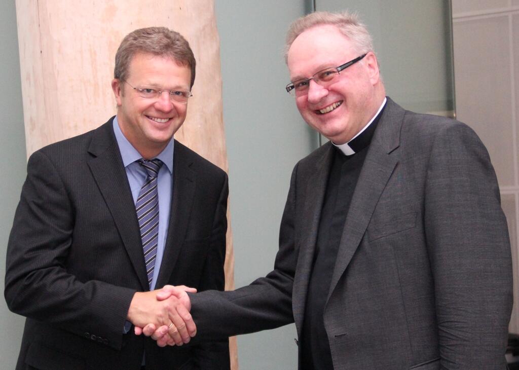 Generalvikar Karlheinz Knebel (rechts) begrüßte Bernhard Meuser an seinem ersten Tag als Geschäftsführer des Sankt Ulrich Verlages