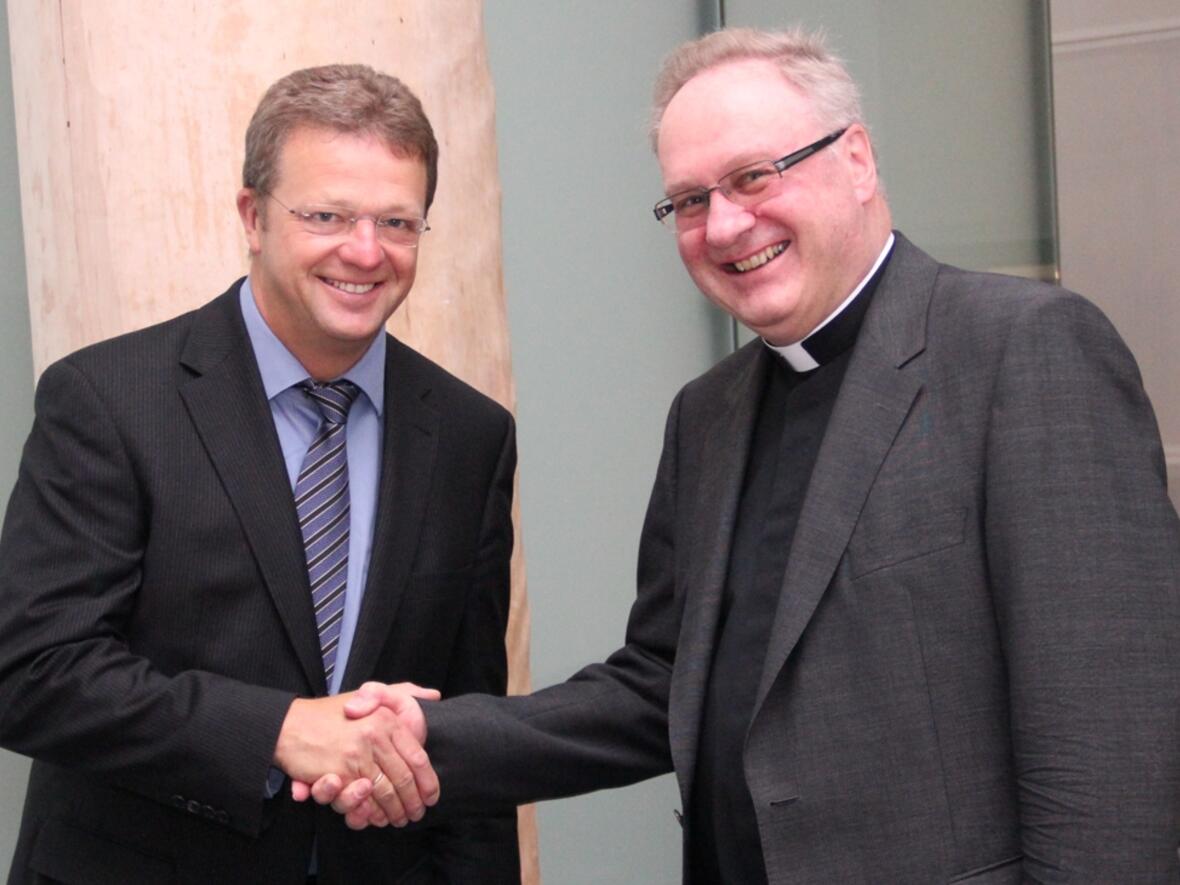 Generalvikar Karlheinz Knebel (rechts) begrüßte Bernhard Meuser an seinem ersten Tag als Geschäftsführer des Sankt Ulrich Verlages