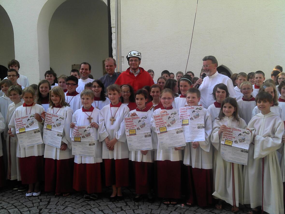 Über 70 Ministranten aus Dillingen sahen bei der Abseilaktion von Pater Wolfgang Rauch zu und freuen sich auf den Diözesanen Ministrantentag am 23. Juli in Dillingen.