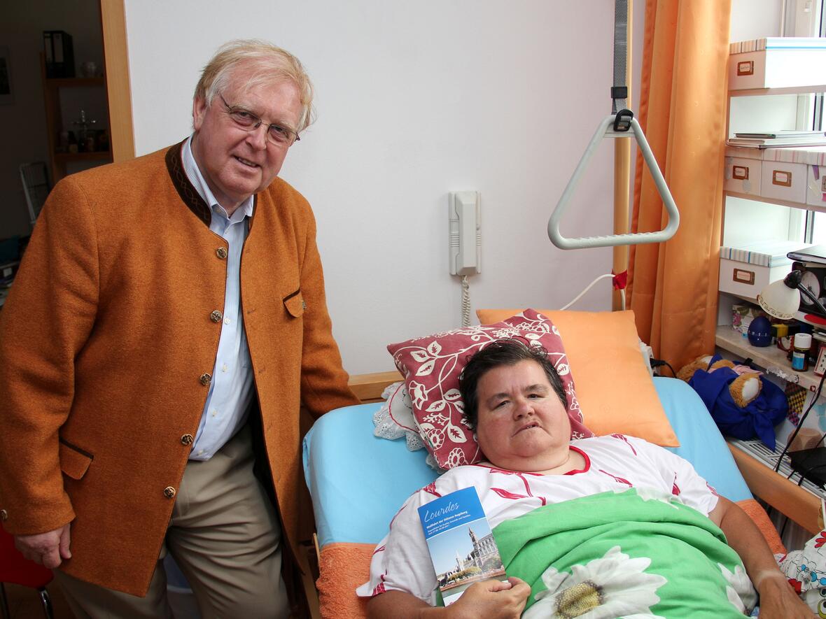 Norbert Olbricht vom Malteser Hilfsdienst unterstützt seit 1979 fast jedes Jahr die Kranken auf der Lourdes-Wallfahrt, wie auch Ilse Fischer aus Schwabmünchen. 