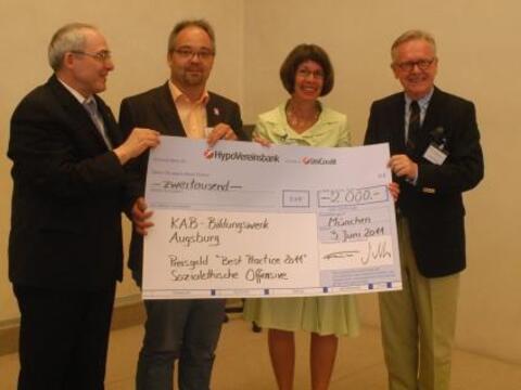 Bei der Scheckübergabe: Dr. Florian Schuller, Kai Kaiser, Sylvia Nerf-Kreitschy und Dr. Albert Schmid (v.l.n.r.)