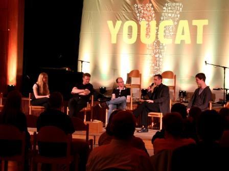 Regens Martin Straub (2.v.r.) und der Chef des Münchener Pattloch-Verlags Bernhard Meuser (2.v.l.) und Co- Autoren des YOUCAT diskutierten mit Jugendlichen zum Thema „Jugend und Kirche“ und über den „YOUCAT“. 