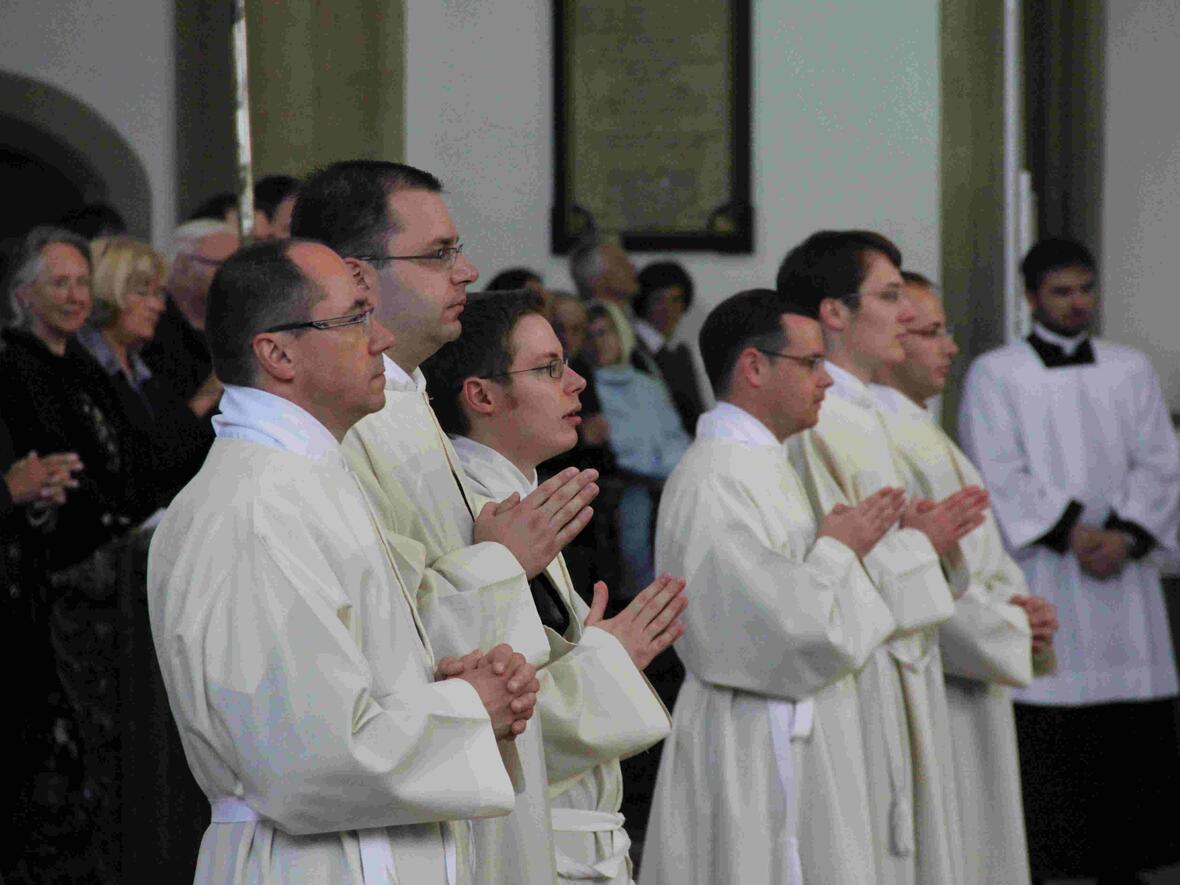 sechs-maenner-zu-diakonen-geweiht487958