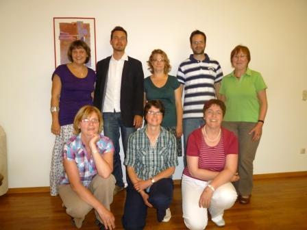 Bild von hinten links: Sabine Schimpel, Stefan Schneid (1. Vorsitzender), Christine Schmitz (Kassiererin), Christian Zengerle, Renate Immler vordere Reihe von links: Hannelore Kaszner, Gudrun Schraml (Schriftführerin), Elvira Schlichting (Diözesanverband Rottenburg-Stuttgart)