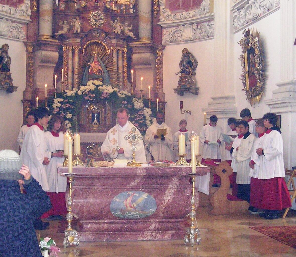 Die Feier der Heiligen Messe in der Wallfahrtskirche Vilgersthofen. 