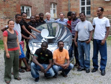 Die fleißigen und gelehrigen Schüler im Baukurs für Solarkocher: Muhammed Nandiaye BinCheikh Sek (hintere Reihe 6.v.l.). Entwicklungshelfer Erwin Rohrbeck (vordere Reihe 5.v.r.) hat gemeinsam mit Sonja Schipf (1.v.l.) den Kurs geleitet. 