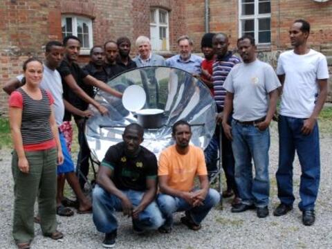 Die fleißigen und gelehrigen Schüler im Baukurs für Solarkocher: Muhammed Nandiaye BinCheikh Sek (hintere Reihe 6.v.l.). Entwicklungshelfer Erwin Rohrbeck (vordere Reihe 5.v.r.) hat gemeinsam mit Sonja Schipf (1.v.l.) den Kurs geleitet. 