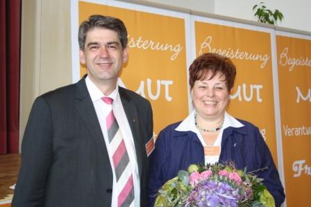 Der scheidende Diözesanvorsitzende Michael Popfinger gratuliert seiner Nachfolgerin Sonja Tomaschek. Bild. Kolpingwerk