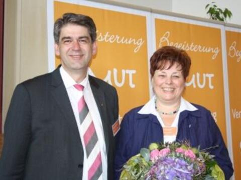 Der scheidende Diözesanvorsitzende Michael Popfinger gratuliert seiner Nachfolgerin Sonja Tomaschek. Bild. Kolpingwerk