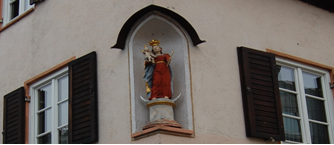 den-heiligen-auf-der-spur-hausmadonnen-und-andere-heilige-im-augsburger-domviertel489210