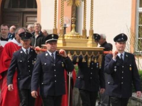 Die Kreuzreliquie wird in einer Prozession durch den Klosterhof von den Pilgern verehrt. 