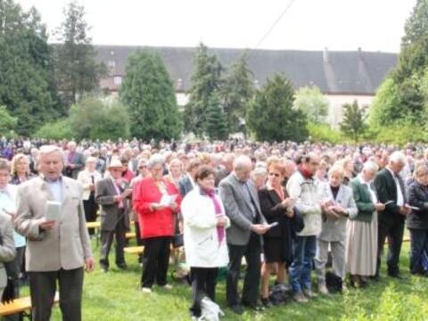 Jährlich kommen viele Pilger zum Kreuzfest nach Scheyern. 