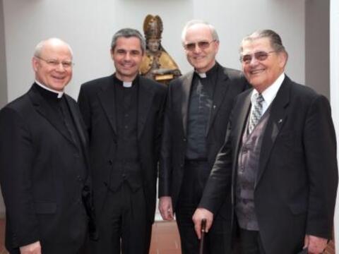 v.l.: Bischof Dr. Konrad Zdarsa, Regens Martin Straub, Franz Götz (Stadtpfarrer Herz Jesu) und Siegfried Schindele (Prälat und Zeitzeuge vom Besuch des damaligen Papstes).