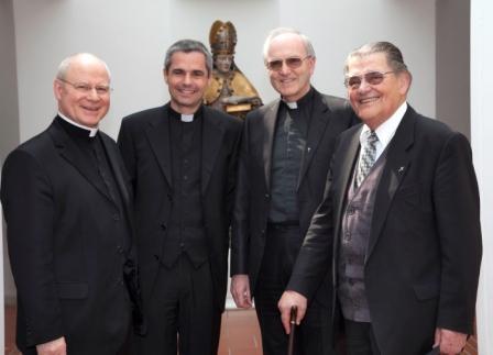 v.l.: Bischof Dr. Konrad Zdarsa, Regens Martin Straub, Franz Götz (Stadtpfarrer Herz Jesu) und Siegfried Schindele (Prälat und Zeitzeuge vom Besuch des damaligen Papstes).