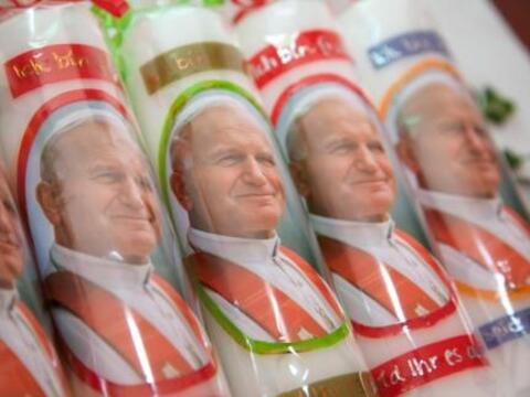 Erinnerungskerzen an den seligen Papst Johannes Paul II. 