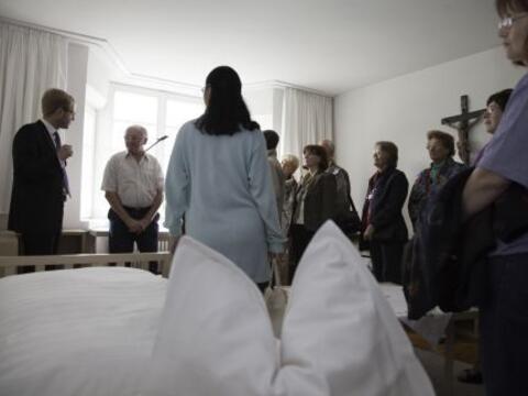 Ein Priesteramtskandidat führt die Besucher durch das Haus.